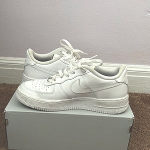A size 7 Air force 1 (grade school)